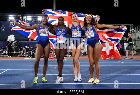 Dina Asher-Smith, Amy Hunt, Success Eduan und Imani Lansiquot aus Großbritannien feiern nach dem Frauen-4x100m-Staffelfinale am sechsten Tag der Leichtathletik-Europameisterschaft 2026 im Alexander-Stadion von Perry Barr in Birmingham. Bilddatum: Samstag, 15. August 2026. Stockfoto