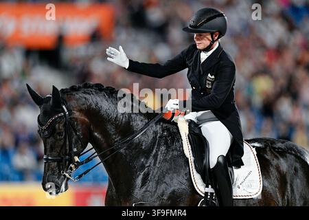 Aachen, Deutschland. 15. Aug., 2026. Reitsport: Weltmeisterschaften, Dressur, Grand Prix Freestyle. Die deutsche Dressurreiterin Isabell Werth, die Wendy de Fontaine reitet, ist begeistert. Credit: Uwe Anspach/dpa/Alamy Live News Stockfoto