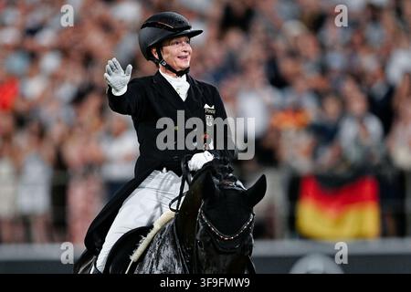 Aachen, Deutschland. 15. Aug., 2026. Reitsport: Weltmeisterschaften, Dressur, Grand Prix Freestyle. Die deutsche Dressurreiterin Isabell Werth, die Wendy de Fontaine reitet, ist begeistert. Credit: Uwe Anspach/dpa/Alamy Live News Stockfoto