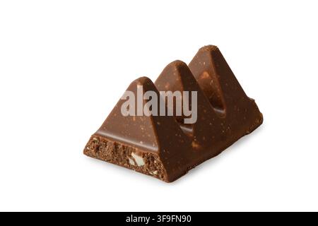 Ein Studio-Produktfoto von drei verbundenen, pyramidenförmigen Stücken Milchschokolade mit Nugat und Mandelstückchen, das einen strukturierten Querschnitt zeigt- Stockfoto