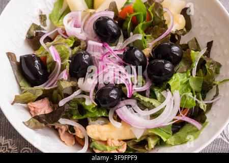 Salat mit schwarzen Oliven und Spargel Stockfoto