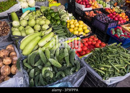 Kisten mit frischem Obst und Gemüse Stockfoto