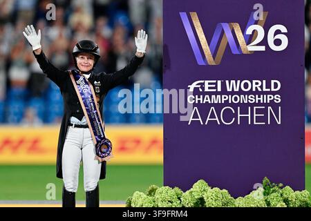 Aachen, Deutschland. 15. Aug., 2026. Reitsport: Weltmeisterschaften, Dressur, Grand Prix Freestyle. Die deutsche Dressurreiterin Isabell Werth ist über ihre Bronzemedaille begeistert. Credit: Uwe Anspach/dpa/Alamy Live News Stockfoto