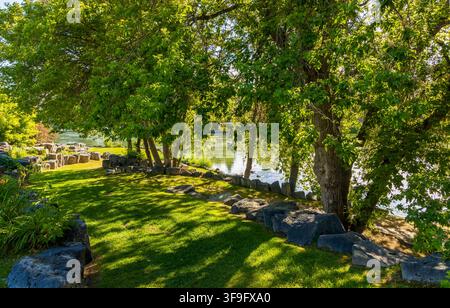 Ein lebhafter Tagesblick auf die Rock Gardens entlang des Snake River Greenbelt in Idaho Falls, Idaho. Stockfoto