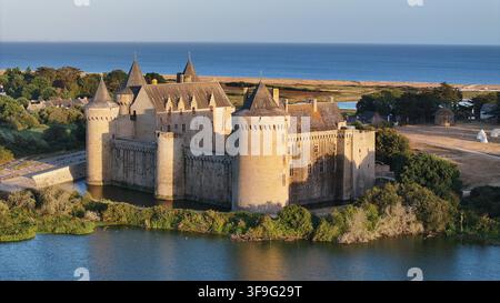 Luftaufnahme des historischen Schlosses Domaine de Suscinio, umgeben von einem Wassergraben und üppiger Vegetation nahe der Küste in Sarzeau, Bretagne, Frankreich. Stockfoto
