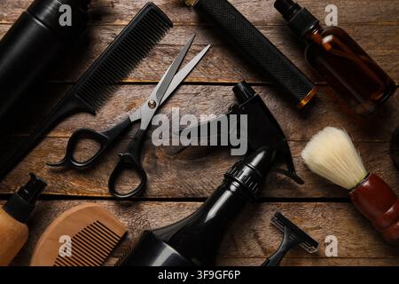 Rasierzubehör auf hölzernen Hintergrund Stockfoto