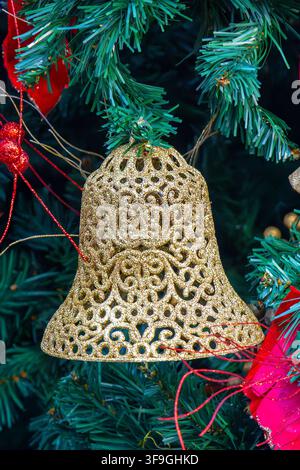 Retro funkelnde goldene Glocke als festliche Weihnachtsdekoration Stockfoto