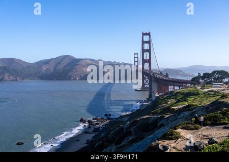 Die Wahrzeichen-Goldene-Tor-Brücke überspannt den Eingang zum Pazifischen Ozean in der Nähe der Küstenhügel von Marin County Kalifornien. Stockfoto