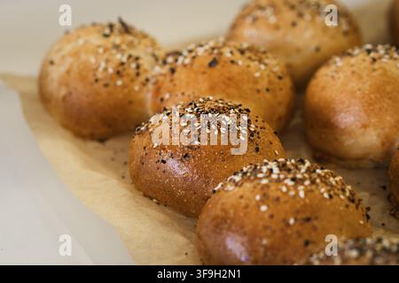 Frisch gebackene, handwerklich hergestellte Sauerteigbrötchen mit Weizensauerteig-Vorspeise, garniert mit Sesam, Mohn und alles, was gewürzt wird. Perfekt für Stockfoto