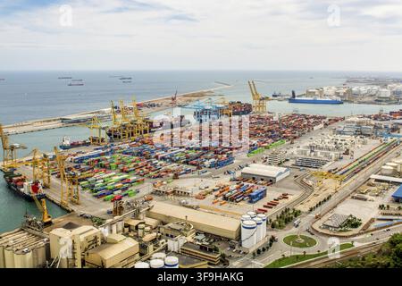 Blicke auf den Hafen von Barcelona aus der alten militärischen Festung des Schlosses von Montjuic auf dem Montjuic-Berg mit Blick über die Stadt, Barcelona, Spanien Stockfoto