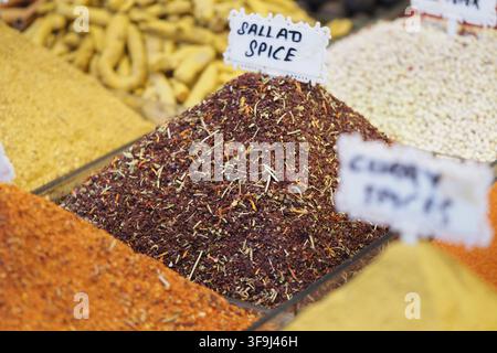 Gewürze auf dem Display in einem Markt Stockfoto