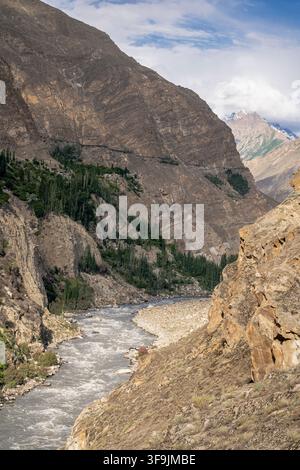Scenische vertikale Berglandschaftsansicht des Hunza-Tals im Sommer nahe Karimabad, Hunza, Gilgit-Baltistan, Pakistan Stockfoto