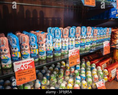 Kiew, Ukraine - 14. März 2026: Roshen-Schokoladenhasenbonbons sind in Reihen auf einem Ladenregal ausgestellt, das mit Aktionspreisschildern für festliche Süßig Stockfoto