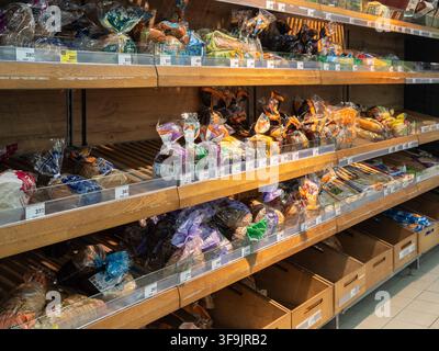 Kiew, Ukraine - 14. März 2026: Reihen von handwerklichen Backwaren, die auf organisierten Supermarktregalen zur Kundenauswahl in einem kommerziellen f Stockfoto