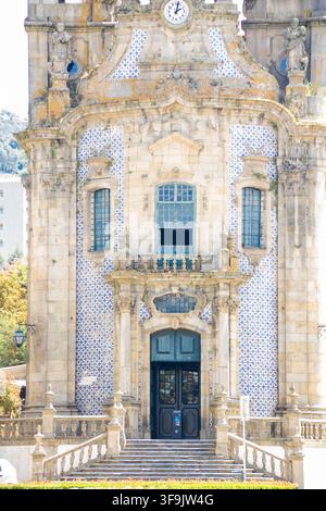 Guimarães, Portugal, 08, 08, 25. Blick auf die barocke Kirche São Gualter (Igreja de São Gualter) mit zwei Glockentürmen, Azulejo-Fliesenfassade, Stockfoto