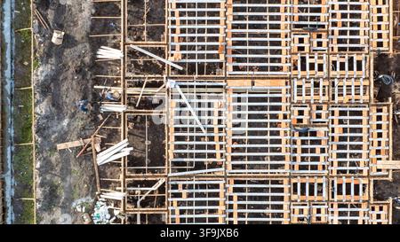 Luftbild einer Baustelle mit modernen Wohneinheiten, die mit Betonfertigteilen gebaut werden, und Arbeitern vor Ort in Florianopolis, Sa Stockfoto