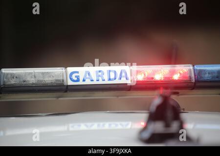 Clondalkin, Dublin, Irland, 15. Aug. 2026 – Ein markiertes Garda Roads Policing SUV, ein uniformierter Garda-Beamter in Warnkleidung, Verkehrskegel und ein zweisprachiges Garda Seicphointe Checkpoint-Schild sind auf der R113 positioniert. Die Gardaí richteten eine Straßenkontrolle auf der Strecke durch Clondalkin ein; der spezifische Zweck der Operation und etwaige Durchsetzungsmaßnahmen wurden nicht mitgeteilt. Das Bild dokumentiert die Verkehrskontrolle, Verkehrsmanagement und öffentliche Sicherheitsüberwachung im Vorort von Dublin. Die R113 führt durch Clondalkin. Stockfoto