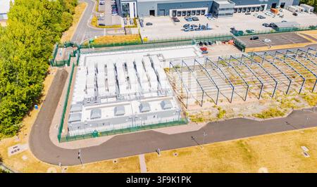 Luftbild mit Fernsicht auf ein modernes Rechenzentrum und die industrielle Kühlinfrastruktur in Birmingham, UK, das in der Nähe anderer moderner Industrieanlagen liegt Stockfoto