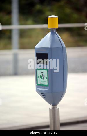 Tallaght, County Dublin, Irland, 15. Aug. 2026 – Das markante weiße Spannzelt, die Inselplattformen, die Oberleitungen, die Richtungsschilder und die Fahrkartenvalidierer am Belgard Luas-Halt der Roten Linie in Dublin. Belgard dient als Kreuzungspunkt für Straßenbahnlinien in Richtung Tallaght und Saggart, mit Fahrten in Richtung Stadtzentrum von Dublin in die entgegengesetzte Richtung. Der Halt wurde für den Saggart-Zweig mit einem zusätzlichen Gleis, veränderten Plattformen und einem das Inselplattformen überspannenden Dach neu konfiguriert, was seine Rolle als Stadtbahn-Interchange im Südwesten Dublins stärkte. Stockfoto