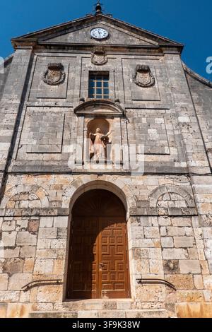 Fassade der Kirche des Klosters Santa Teresa in Lerma, Provinz Burgos, Spanien, mit einer Statue der Heiligen Teresa, steinernen Wappen. Stockfoto