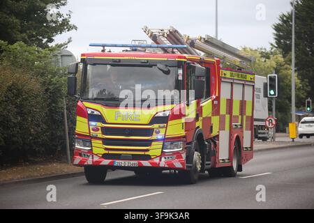 Tallaght, County Dublin, Irland, 15. Aug. 2026 – Das markante weiße Spannzelt, die Inselplattformen, die Oberleitungen, die Richtungsschilder und die Fahrkartenvalidierer am Belgard Luas-Halt der Roten Linie in Dublin. Belgard dient als Kreuzungspunkt für Straßenbahnlinien in Richtung Tallaght und Saggart, mit Fahrten in Richtung Stadtzentrum von Dublin in die entgegengesetzte Richtung. Der Halt wurde für den Saggart-Zweig mit einem zusätzlichen Gleis, veränderten Plattformen und einem das Inselplattformen überspannenden Dach neu konfiguriert, was seine Rolle als Stadtbahn-Interchange im Südwesten Dublins stärkte. Stockfoto