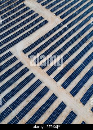Luftbild von Reihen von Photovoltaik-Panels in einer großen Solarfarm-Installation auf aridem Boden in Novalja, Kreis Lika-Senj, Kroatien. Stockfoto