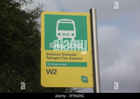 Tallaght, County Dublin, Irland, 15. Aug. 2026 – Ein grüner und gelber Go Ahead Ireland Doppeldeckerbus auf der Linie W2 fährt durch Tallaght mit Passagieren an Bord und seiner Zielanzeige, die Liffey Valley SC zeigt. Die Szene dokumentiert einen Vorort-Publikumsverkehrsdienst, der Gemeinden in Süd- und West-Dublin verbindet, und den Betrieb des neu gestalteten Orbitalbusnetzes von Dublin im Jahr 2026. Stockfoto