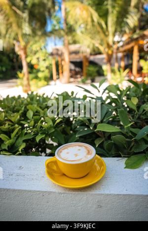 Tasse Kaffee mit Latte Art in einem tropischen Resort auf den Malediven Stockfoto