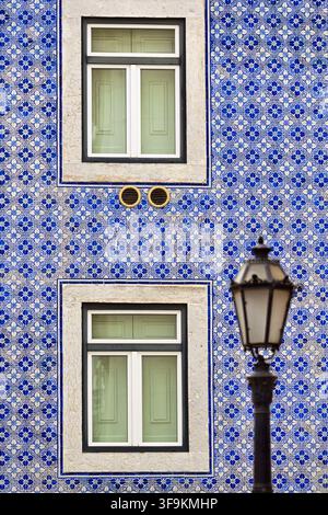 Eine wunderschöne vertikale Nahaufnahme einer traditionellen Wohnhausfassade in Lissabon, Portugal. Die Außenwand ist vollständig bedeckt mit Stockfoto