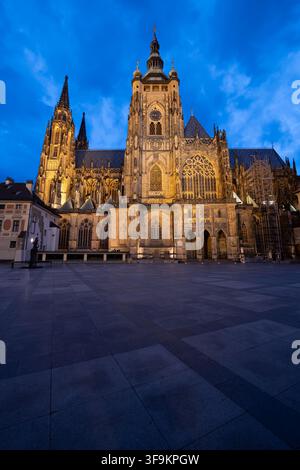 Abend an der St. Vitus-Kathedrale in der tschechischen Hauptstadt Prag. Die Metropolitankathedrale der Heiligen Vitus, Wenzel und Adalbert, gotische Architektur Stockfoto
