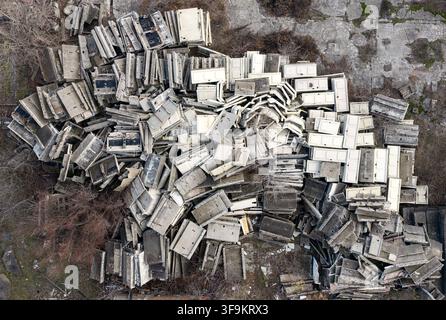 Luftbild von gestapelten Betonbauplatten und -platten auf einem Recyclinghof in Belgrad, Serbien. Stockfoto