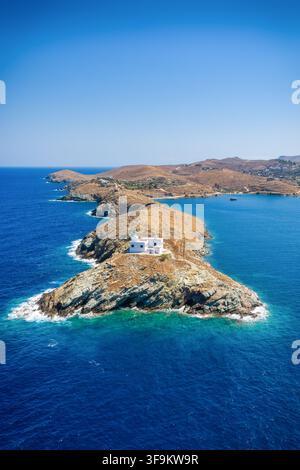 Luftaufnahme des Leuchtturms auf hohen Klippen, der in den Hafen von Tzia auf der Insel Kea, Kykladen, Griechenland einläuft Stockfoto