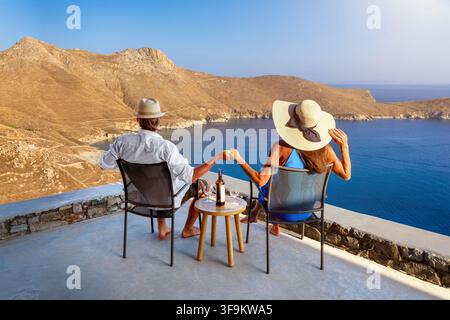Ein romantisches Paar, das Händchen hält, genießt den schönen Sommersonnenuntergang im Mittelmeer Stockfoto