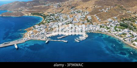 Panoramische Luftaufnahme des Hafens und der Marina von Livadi, Serifos-Insel, Kykladen, Griechenland, während der Sommerzeit Stockfoto