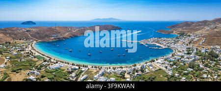 Panoramische Luftaufnahme der Bucht von Livadi mit Strand, Marina und Hafen, Serifos-Insel, Kykladen, Griechenland, während der Sommerzeit Stockfoto
