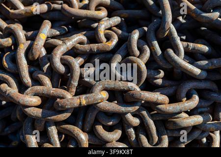 Rostige schwere Kette Nahaufnahme Texturhintergrund, verwitterte Metallglieder mit Korrosion und industrieller Grunge-Oberflächendetail Stockfoto
