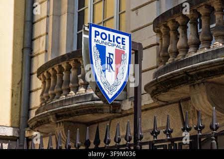 Macon, Frankreich - 01. August 2026: Nahaufnahme des Logos der Police Municipale, das in der Nähe des Steinbalkons der Polizeistation der Stadtpolizei angebracht ist. Stockfoto