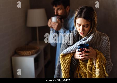 Einfrieren Mann und Frau, die an Erkältung oder Grippe Fieber leiden oder Probleme mit der Zentralheizung haben Stockfoto