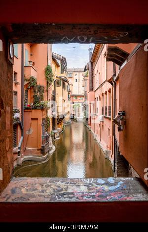 Blick durch die berühmte Finestrella di Via Piella, eine kleine Fensteröffnung zum verborgenen Canale delle Moline in Bologna, Emilia Romagna, Italien, Europa Stockfoto