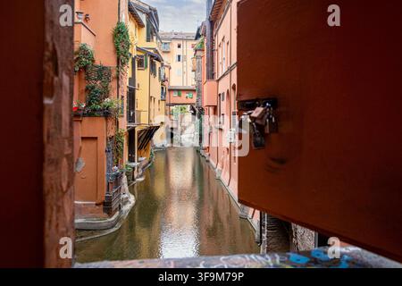 Blick durch die berühmte Finestrella di Via Piella, eine kleine Fensteröffnung zum verborgenen Canale delle Moline in Bologna, Emilia Romagna, Italien, Europa Stockfoto
