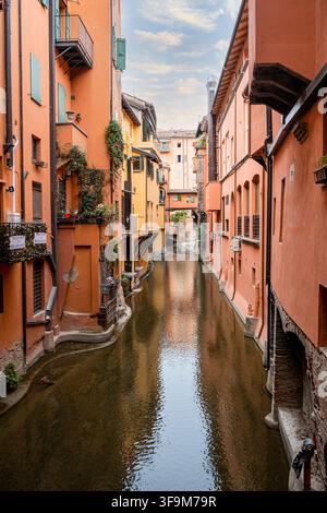 Blick durch die berühmte Finestrella di Via Piella, eine kleine Fensteröffnung zum verborgenen Canale delle Moline in Bologna, Emilia Romagna, Italien, Europa Stockfoto