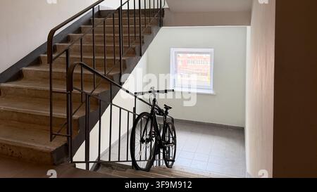 Fahrrad, das in der Treppe eines Wohnhauses geparkt ist Stockfoto