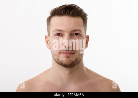 Porträt eines jungen Mannes, der in die Kamera schaut Stockfoto