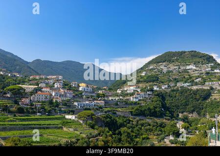 Grüne landwirtschaftliche Terrassen und Häuser in Ravello und Scala, Italien. Stockfoto