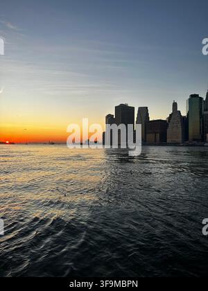 Sonnenuntergang über Stadtsilhouette (New York, New York, USA) Stockfoto