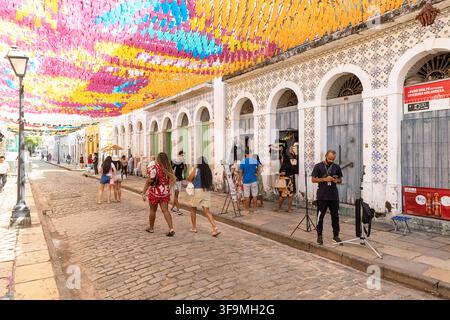 Lebhaftes Gedränge in den engen Straßen des historischen Kolonialzentrums, umgeben von traditionellen Kolonialgebäuden in Sao Luis, Maranhao, Brasilien. Stockfoto