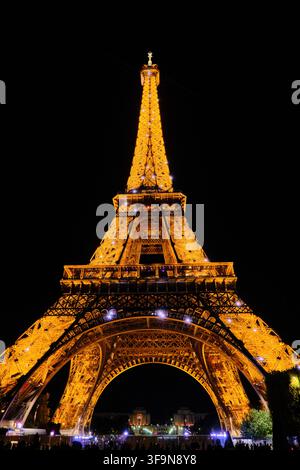Eiffelturm bei Nacht Paris Stockfoto