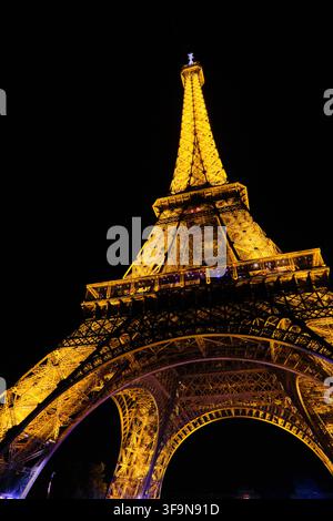 Eiffelturm bei Nacht Paris Stockfoto