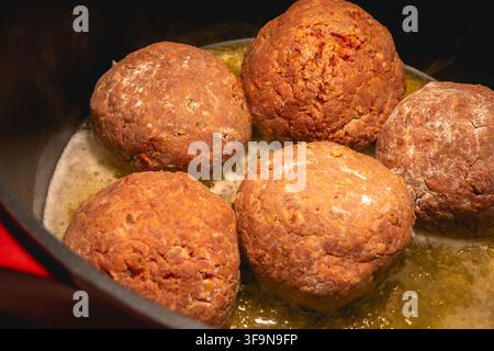 Hausgemachte Fleischbällchen braten in der Pfanne. Hausgemachte Küche. Stockfoto