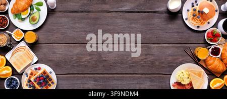 Doppelter Rand für Frühstück oder Brunch auf einem dunklen Holzbannerhintergrund. Ansicht von oben. Sammlung von süßen und herzhaften Lebensmitteln. Stockfoto